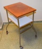 Lite 50-talls bord på hjul, retro/vintage, 35x45cm, brukt