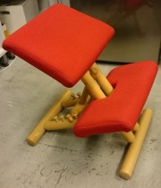 Stokke Balans - Ergonomisk balansestol / knestol i bøk / rødt ullstoff, pent brukt