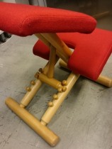 Stokke Balans - Ergonomisk balansestol / knestol i bøk / rødt ullstoff, pent brukt