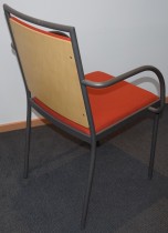 Konferansestol / møteromsstol fra Inno, modell Stack i grått / rødt stoff / bjerk, pent brukt