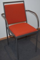 Konferansestol / møteromsstol fra Inno, modell Stack i grått / rødt stoff / bjerk, pent brukt