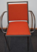 Konferansestol / møteromsstol fra Inno, modell Stack i grått / rødmønstret stoff / bjerk, pent brukt