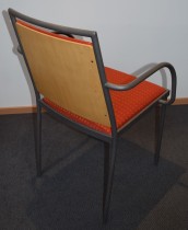 Konferansestol / møteromsstol fra Inno, modell Stack i grått / rødmønstret stoff / bjerk, pent brukt
