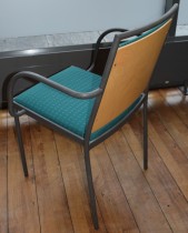 Konferansestol / møteromsstol fra Inno, modell Stack i grått / grønnmønstret stoff / bjerk, pent brukt