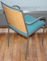 Konferansestol / møteromsstol fra Inno, modell Stack i grått / grønt stoff / bjerk, pent brukt