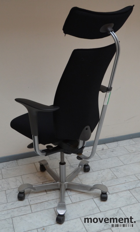 Håg H05 5600 kontorstol i sort mednakkepute og Håg H04 4600 svart kontorstol med nakkepute og fothviler