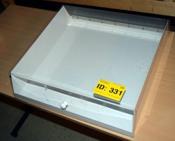 Liten bordmonter med base i hvitt metall, gjennomsiktig lokk i akryl, 45cm bredde, pent brukt