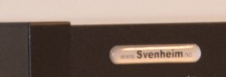 Svenheim skap, 4 permhøyder, sort skrog, hvite skyvedører, 100cm b x 166,5cm h, pent brukte