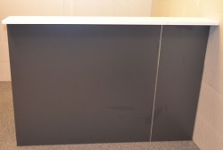 Moderne resepsjon i hvitt/mørk grått, 160cm bredde, komplett med pult, NY/UBRUKT
