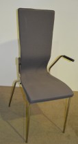 HovDokka konferansestol i grått stoff med krom ben og armlene, pent brukt