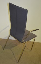HovDokka konferansestol i grått stoff med krom ben og armlene, pent brukt