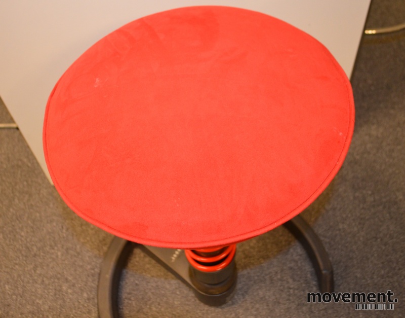 Swopper ergonomisk stol i rødtmikrofiberstoff, pent brukt Swopper ergonomisk stol i rødtmikrofiberstoff på hjul, pent
