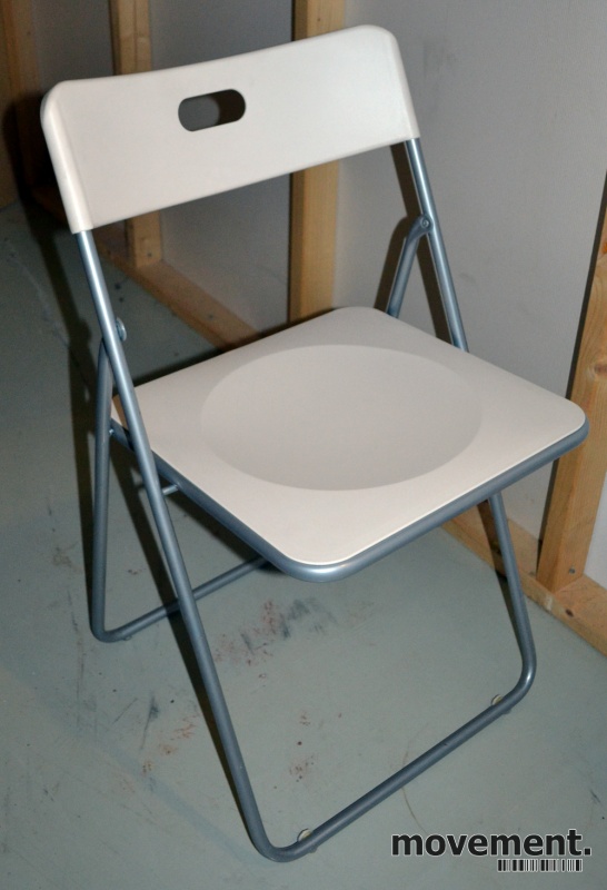 Ikea klappstol Jeff i hvit plast grålakkert metall, pent brukt Ikea klappstol Jeff i hvit plast grålakkert metall, pent brukt