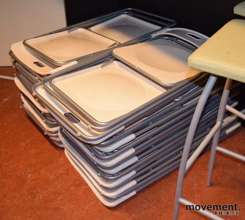 Ikea klappstol Jeff i hvit plast grålakkert metall, pent brukt Ikea klappstol Jeff i hvit plast grålakkert metall, pent brukt