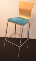 Barkrakk / barstol fra HovDokka, bjerk rygg, sete trukket i turkis mikrofiber, pent brukt