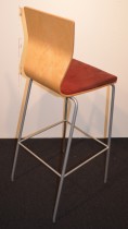 Barkrakk / barstol fra HovDokka, bjerk rygg, sete trukket i rødt mikrofiber, pent brukt