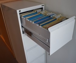 Arkivskap for hengemapper fra Esselte Pendaflex i hvitt, 4 skuffers, 41,5cm b, pent brukt