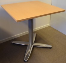 Kvadratisk 70x70cm bord / kaffebord, Kinnarps T-serie i bøk, fot i krom, 72cm h, pent brukt