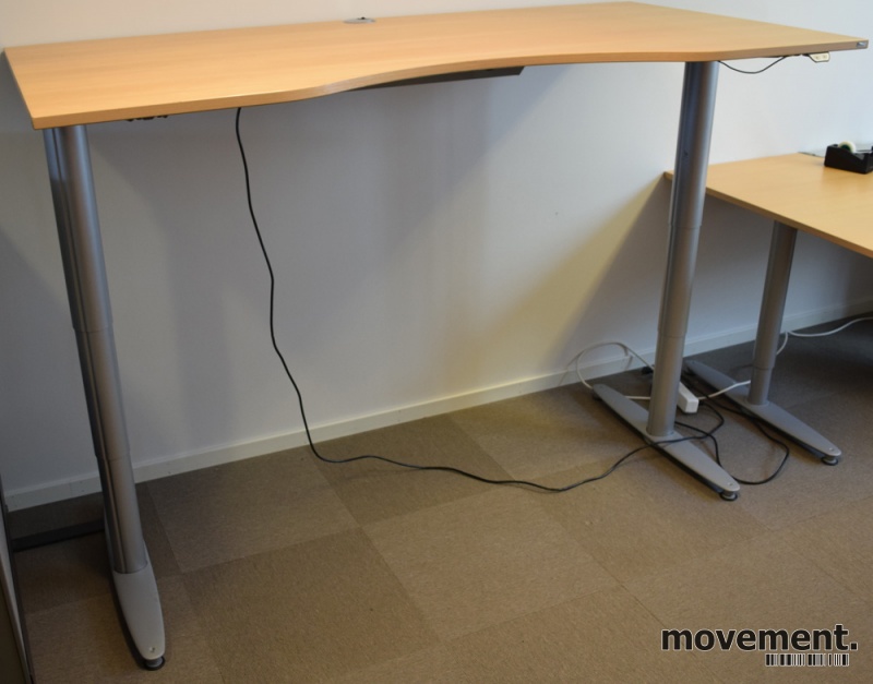 Kinnarps T serie elektriskhevsenk skrivebord i bøk, 180x90cm Kinnarps skrivebord Serie (T) |