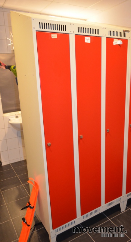 Solgt!Garderobeskap i stål fra Høvik - 1 / 4