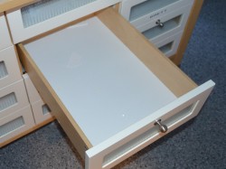 Kjøkkenøy / kjøpmannsdisk, 12 skuffer med glassfront, hvite fronter, bjerk plate og skrog, pent brukt