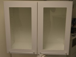Overskap til kjøkken i hvitt med glassdører, bredde 73cm, høyde 60cm, pent brukt