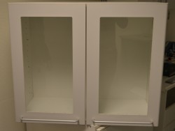 Overskap til kjøkken i hvitt med glassdører, bredde 73cm, høyde 60cm, pent brukt