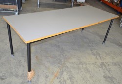 Skrivebord / arbeidsbenk i grått med sort understell, 200x80cm, brukt