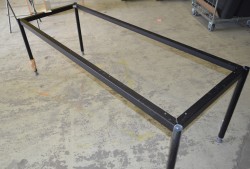 Skrivebord / arbeidsbenk i grått med sort understell, 200x80cm, brukt