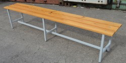 Garderobebenk i tre / stål, 200cm bredde, pent brukt