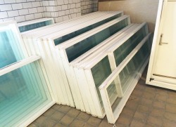Modulvegger i hvitt / glass fra Moelven, diverse bredder, 256,5cm høyde, pent brukte