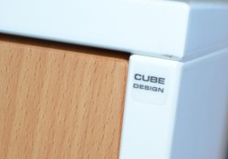 Tårnskap / uttrekksskap fra Cube, hvitt skrog med bøk dør, 2 høyder, bredde 37cm, høyde 88cm, dybde 95cm, pent brukt