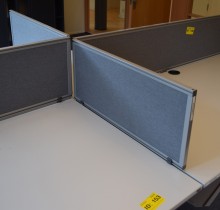 Kinnarps Rezon bordskillevegg i grå farge til kontorpult, 80cm bredde, 35cm høyde, pent brukt