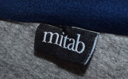 Barkrakk fra Mitab, modell TORO, bøk/blå mikrofiber, 78cm sittehøyde, pent brukt