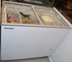 Fryseboks med glasslokk for iskrem fra Coolhead, med skyvelokk i glass, 101,5cm bredde, pent brukt