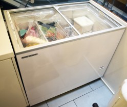 Fryseboks med glasslokk for iskrem fra Coolhead, med skyvelokk i glass, 101,5cm bredde, pent brukt