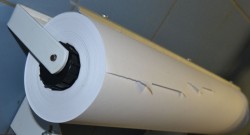 Engströms vegghengt dispenser for innpakkingspapir, inntil 60cm brede ruller, pent brukt