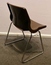 Overman vintage plaststol / skallstol / stablestol i brunt/krom, Design: Svante Schöblom, brukt