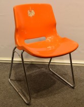 Overman vintage plaststol / skallstol / stablestol i orange/krom, Design: Svante Schöblom, brukt