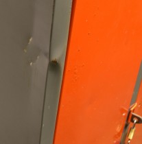 Garderobeskap i stål med tre rom, 92,5cm bredde, mørk grå/orange, brukt