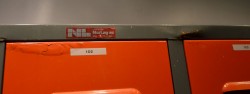 Garderobeskap i stål med tre rom, 92,5cm bredde, mørk grå/orange, brukt