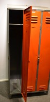 Garderobeskap i stål med tre rom, 92,5cm bredde, mørk grå/orange, brukt