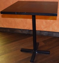 Restaurantbord / kafebord, slankt understell i metall, mørk plate, 64,5x60cm, pent brukt