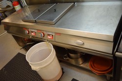 Nyere 230V frityrlinje fra Angelo PO, Italia, arbeidsbenk 210cm bredde, 2 frityrer a 7,2kW, 2014-modell - KUPPVARE