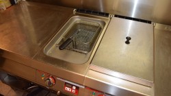 Nyere 230V frityrlinje fra Angelo PO, Italia, arbeidsbenk 210cm bredde, 2 frityrer a 7,2kW, 2014-modell - KUPPVARE