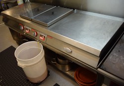 Nyere 230V frityrlinje fra Angelo PO, Italia, arbeidsbenk 210cm bredde, 2 frityrer a 7,2kW, 2014-modell - KUPPVARE