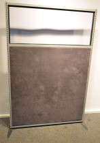 Skillevegg i grått stoff med glasstopp, bredde 123cm, høyde 181, pent brukt