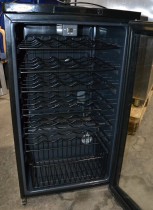 Matsui Vinskap, modell MWC337B, for 33 flasker, pent brukt