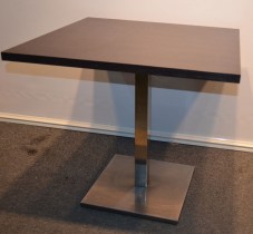 Kafebord i mørkbeiset tre, satinert stålunderstell, 80x80 cm bordplate, pent brukt