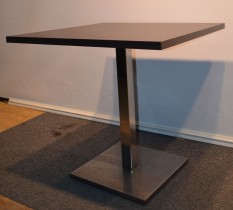 Kafebord i mørkbeiset tre, satinert stålunderstell, 80x80 cm bordplate, pent brukt
